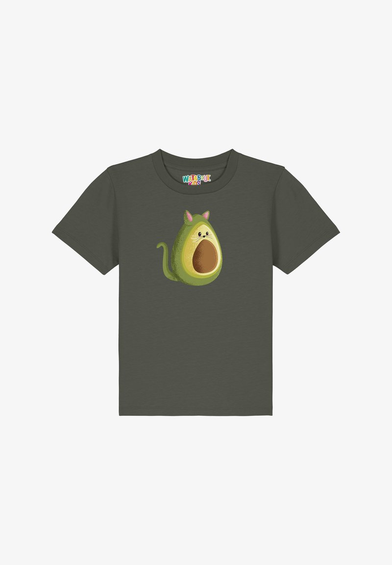 Olivgrünes T-Shirt mit einem Cartoon-Avocado-Charakter mit Katzenohren und einem braunen Kern, auf der Vorderseite gedruckt. Kurze Ärmel und runder Halsausschnitt.