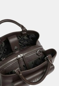 Borsa a mano in pelle marrone con finitura texturizzata, chiusura con zip, manici doppi e interno nero a motivo con molteplici tasche.