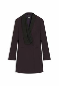 Blazer su misura di colore viola scuro con colletto a scialle nero, maniche lunghe e due tasche frontali. Tessuto liscio con un design strutturato.
