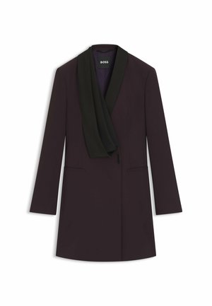 Op maat gemaakte blazer in donkerpaars met een zwarte sjaalkraag, lange mouwen en twee voorzakken. Glad stof met een gestructureerd ontwerp.