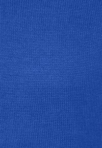 Niebieska tekstura tkaniny o żebrowym wzorze, w jednolitym kolorze i gładkim wykończeniu. Odpowiednia do różnych zastosowań odzieżowych.