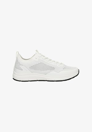 Chaussures de sport blanches avec une tige en mesh respirant, des panneaux latéraux texturés, un col rembourré et une semelle en caoutchouc noire.
