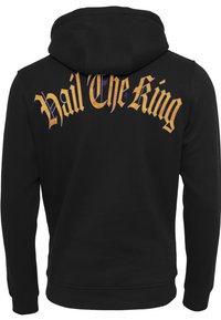 Sort hættetrøje med stort, stiliseret guld- og lilla tekst "Hail The King" på ryggen. Glat stof, standard pasform.