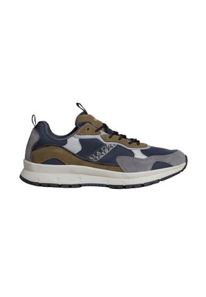 Sneaker navy, grigio e verde oliva con tomaia in suede e mesh, suola intermedia bianca spessa, suola esterna in gomma nera e dettagli del logo sul lato.