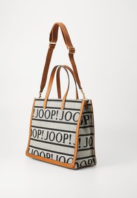 Sac fourre-tout en tissu texturé noir et blanc avec le texte "JOOP!" en répétition, accents en cuir brun et doubles anses supérieures. Bandoulière réglable.
