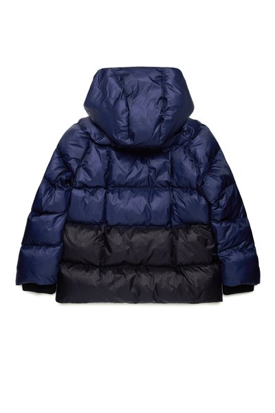 Giacca puffa blu navy con una sezione inferiore nera, dotata di cappuccio, motivo trapuntato e polsini a costine. Finitura esterna liscia e lucida.