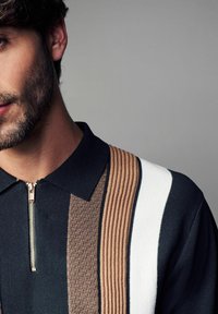 Next REGULAR FIT VERTICAL STRIPE ZIP  - Pólóing - black tan brown