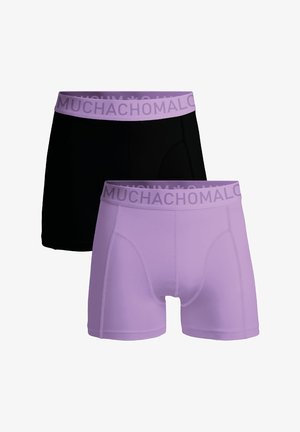 Fekete és levendula színű boxer short, lila elastikus derékkal, amelyen a "MUCHACHO" felirat található, sima, rugalmas anyagból készült.
