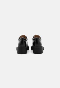 COACH LYLA DERBY - Stringate - black