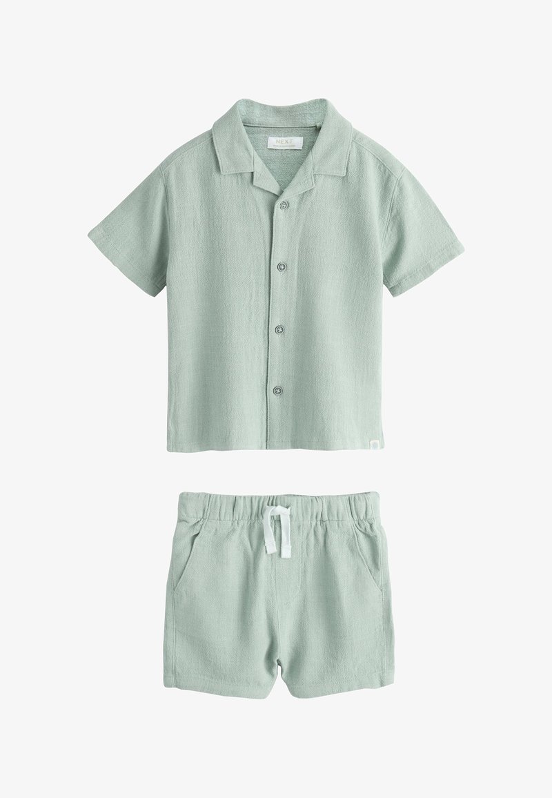 Chemise vert clair à manches courtes boutonnée avec col et short assorti à cordon de serrage en tissu doux texturé.