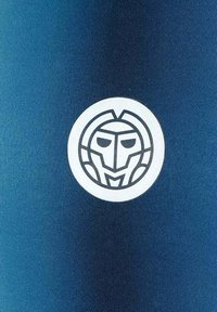 Tessuto blu strutturato con una macchia bianca circolare al centro, caratterizzata da un design di un volto stilizzato in nero, che enfatizza linee audaci e forme geometriche.