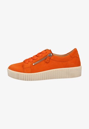 Orangenes Wildleder-Sneaker mit geflochtenem Schnürdetail und einem seitlichen Reißverschluss. Dicke weiße Gummisohle mit strukturiertem Grip. Glatte Innenauskleidung.