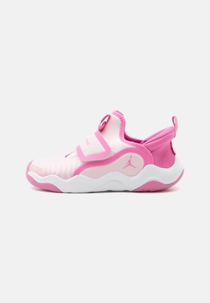 Baskets slip-on rose clair et blanches avec une semelle ondulée, une sangle élastique sur le médio-pied, et des languettes de tirage sur la languette et le talon.