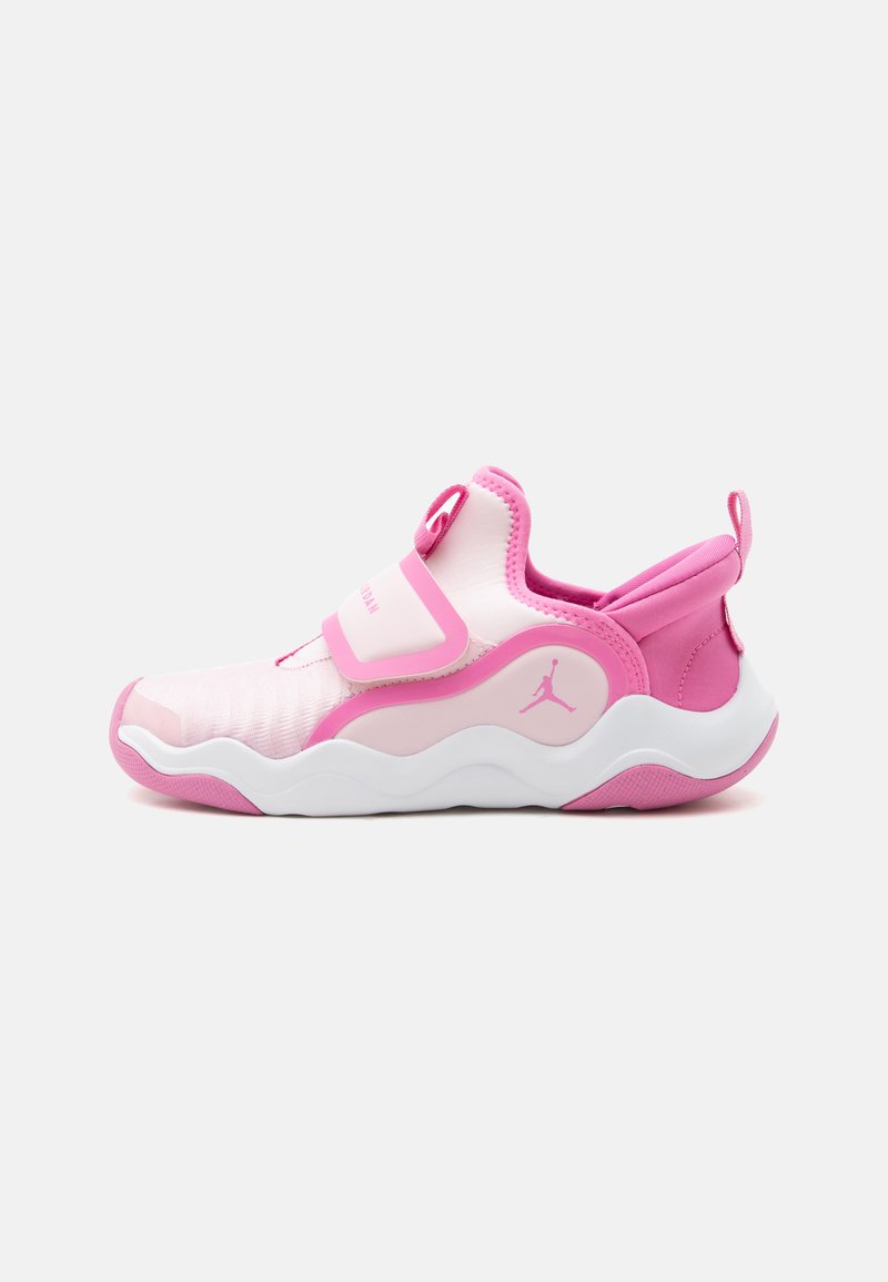Απαλό ροζ και άσπρο sneaker χωρίς κορδόνια με κυματιστή σόλα, ελαστικό ιμάντα πάνω από το μέσο του ποδιού και θηλιές έλξης στη γλώσσα και τη φτέρνα.