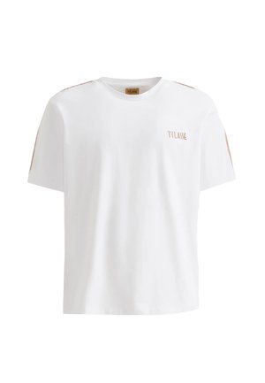 T-shirt bianca a maniche corte con scollatura rotonda, caratterizzata da un sottile logo ricamato sul petto e strisce a contrasto sulle spalle.