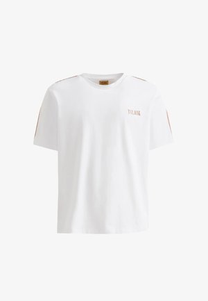 T-shirt bianca a maniche corte con scollatura rotonda, caratterizzata da un sottile logo ricamato sul petto e strisce a contrasto sulle spalle.