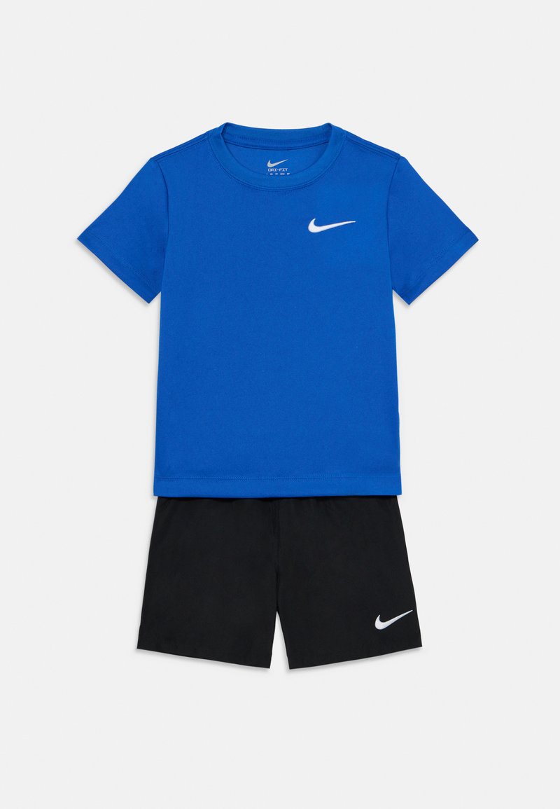 T-shirt azul da Nike com mangas curtas e logótipo branco no peito, combinado com calções pretos apresentando um logótipo branco na lateral.