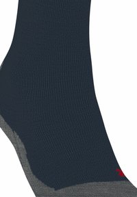 Calzino blu navy realizzato in tessuto a coste, con un polsino grigio testurizzato e un piccolo logo rosso vicino alla caviglia, caratterizzato da una forma aderente.