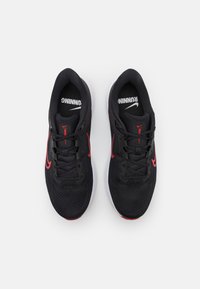 Nike Performance QUEST 6 - Hardloopschoenen voor op de weg - black/white/university red/dark smoke grey