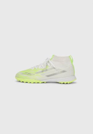 Voetbalschoenen in wit en neon geel met een gebreide enkelkraag, een gestructureerd bovenwerk en gevormde noppen voor grip. Voorzien van reflecterende accenten.