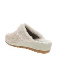 Zapatillas de casa de punto de color beige, con forro de pelo sintético, tejido texturizado y una suela media blanca, que cuentan con una suela exterior de goma marrón flexible.