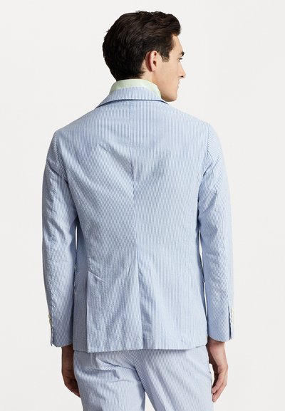 Blazer à rayures bleu clair et blanches, avec un revers en notch, deux fentes au dos et des poignets boutonnés. Tissu lisse avec une coupe ajustée.