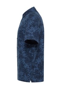 Camicetta a maniche corte in tessuto blu scuro con un motivo testurizzato di foglie di palma in blu chiaro. Presenta un colletto e una chiusura con bottoni.