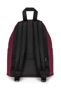 Mochila roja y negra con correas ajustables acolchadas, un asa superior y un bolsillo lateral. Presenta un tejido suave y un compartimento con cremallera.