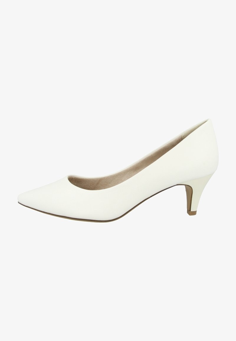 Escarpin en cuir blanc pour femme avec bout pointu et petit talon kitten, doublure intérieure beige, isolé sur fond blanc.