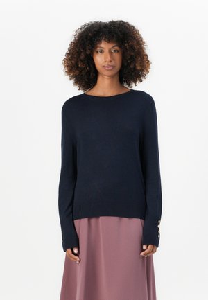 Marineblaues Strickpullover mit Rundhalsausschnitt, langen Ärmeln, geripptem Saum und drei goldenen Knopfakzenten an den Manschetten. Glatte Textur.