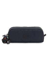 Trousse à crayons en tissu bleu marine avec une forme courbée, fermeture éclair, patch logo et un petit pendentif singe attaché à la tirette de la fermeture.