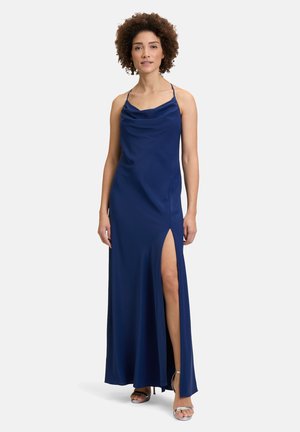 Marineblaues langes Satin-Kleid mit Cowl-Neck und seitlichem Schlitz. Verfügt über dünne Träger und ein fließendes Design, akzentuiert durch glänzende silberne Absätze.