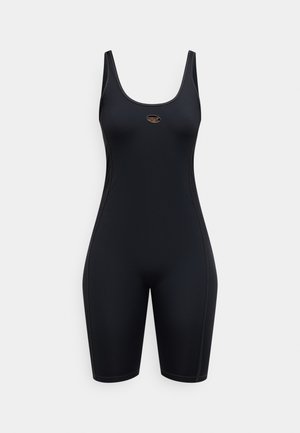 Čierny priliehavý cyklistický oblek bez rukávov s krátkymi nohavicami po kolená a malým hnedým oválnym logom uprostred na hrudi.