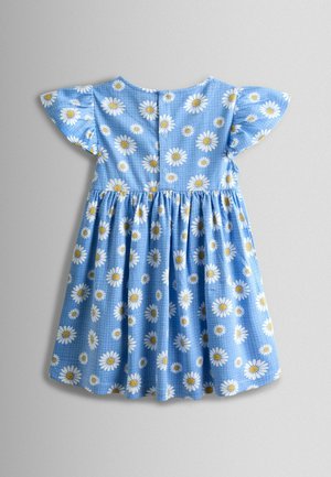 Plava haljina s uzorkom bijelih tratinčica, kratki lepršavi rukavi, struk s naborima i zatvaranje na kopče straga. Lagani, teksturirani materijal.