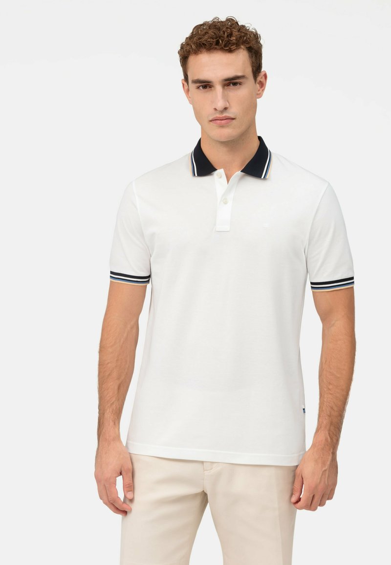Weißes Polohemd mit navyfarbenem Kragen, ausgestattet mit einer Dreiknopf-Leiste, gestreiften Akzenten an den Ärmeln und slim fit Passform.