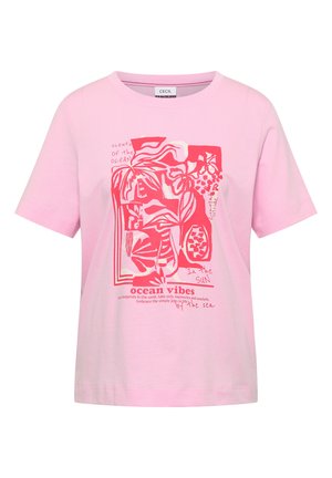 Lichtroze T-shirt met korte mouwen met een koraalrode abstracte oceaanthema-grafiek en handgeschreven tekst inclusief "ocean vibes" en strandgerelateerde uitdrukkingen.