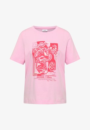 T-shirt rose clair à manches courtes avec un motif abstrait corail rouge sur le thème de l’océan et un texte manuscrit incluant « ocean vibes » et des phrases liées à la plage.