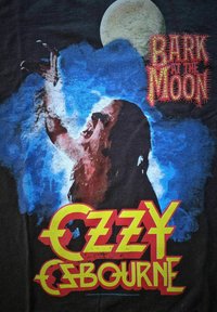 Vlkodlak-like postava s drápy pod úplňkem, pozadí modré mlhy, text "Bark at the Moon" a "Ozzy Osbourne" v jasných barvách.