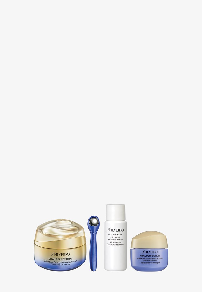 Set skincare Shiseido Vital Perfection mencakup jar krim mata berwarna emas dan biru, alat aplikator berwarna biru, botol serum berwarna putih, dan jar krim berwarna biru.