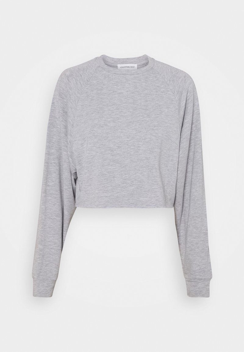 Sweat-shirt court gris clair à manches longues, col rond et coupe décontractée présenté sur fond blanc.