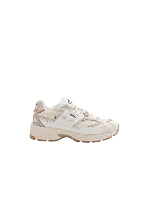Witte en beige sportschoen met mesh- en leren panelen, dikke zool, veterontwerp en bruine accenten op een witte achtergrond.