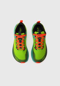 Groene sport schoenen met een gestructureerde mesh bovenkant, zwarte accenten en opvallende oranje veters. Bevat een blauwe hiel tab en een gestreept zwart patroon aan de zijkanten.