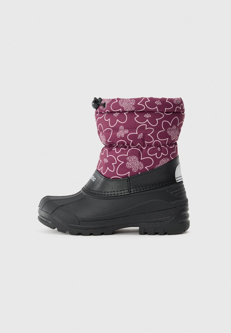 Gyermek méretű téli csizma, lila virágmintás felső résszel, fekete gumitalppal és texturált talppal a tapadás érdekében. Felső része zsinórral állítható.
