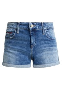 Shorts de mezclilla en un lavado azul deslavado, con una cinturilla con un botón en la parte frontal, dobladillos enrollados y un estilo tradicional de cinco bolsillos.