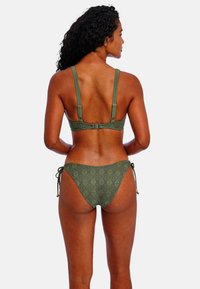 Olijfgroene bikini met een gestructureerd patroon, verstelbare bandjes en een haaksluiting aan de achterkant. De zijkanten van de broekjes zijn gestrikt.