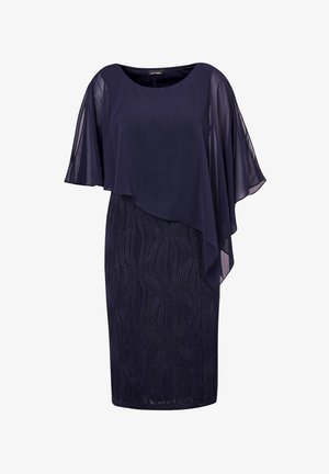 Marineblauwe jurk met een vloeiende chiffon overlay, voorzien van golfpatronen en subtiele sprankels op het aansluitende onderste gedeelte. Ronde halslijn.