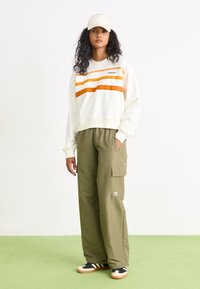 adidas Originals Armijas stila bikses - olive strata