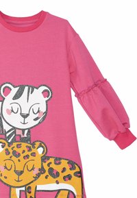 Rosa Sweatshirt-Kleid mit langen puffigen Ärmeln, ausgestattet mit einem glänzenden Grafikdruck eines weißen Tigers und eines gelben Leopards. Weiches Material und verspieltes Design.