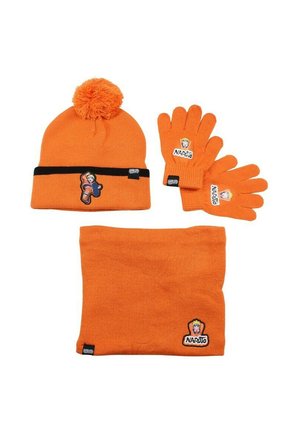 Cappello invernale arancione con pompon, guanti e scaldacollo con toppe dei personaggi di Naruto e bordatura nera su sfondo bianco.