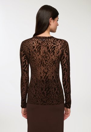 Top lungo a maniche corte trasparente marrone con stampa leopardata nera, caratterizzato da un colletto rotondo e una vestibilità slim, realizzato in un tessuto leggero e testurizzato.